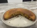 Gâteau chocolat compote, moelleux et parsemé de pépites, prêt à être dégusté.