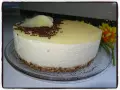 Délicieux bavarois poire, léger et aérien, sur une fine couche de biscuit croustillant, décoré de vermicelles au chocolat et de poires pochées.