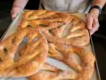 Une fougasse aux grattons feuilletée, dorée et croustillante, sort du four. Un délice à partager !