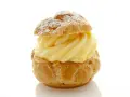 Un déliceux chou à la crème, saupoudré de sucre glace, avec une généreuse garniture de crème pâtissière onctueuse.