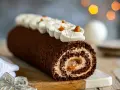 Une délicieuse buche chocolat au lait, roulée et garnie de crème onctueuse, prête à être dégustée.