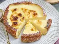 Un délicieux flan sans pâte, doré et crémeux, saupoudré de sucre glace. Parfait pour une recette facile et gourmande.
