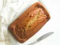 Un délicieux banana cake doré, tout juste sorti du four, prêt à être dégusté.