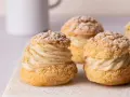 Trois délicieux choux garnis de crème pâtissière à la vanille, saupoudrés de sucre glace. Un vrai plaisir gourmand à base de pâte à choux.