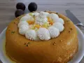 Un baba au rhum doré, garni de crème fouettée, fruits exotiques et graines de fruits de la passion. Un délice !