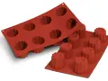 Deux moules en silicone rouge pour cannelés, prêts pour votre prochaine recette.