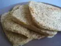 Tranches de pain au son d'avoine Dukan, légères et aérées, sur une assiette grise.