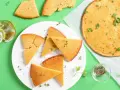 Une délicieuse socca coupée en parts, garnie d'herbes fraîches. Parfait pour une recette facile et savoureuse.