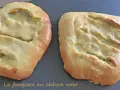 Deux fougasses au chèvre, dorées et moelleuses, garnies d'un fromage fondant. Un délice à partager.