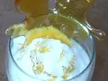 Un verre de crème aérienne surmonté d'une décoration en caramel craquant. Ces oeufs à la neige sont prêts à être dégustés.