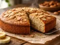Un délicieux gâteau sans sucre, garni d'amandes effilées, avec une part servie sur une pelle.