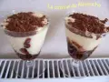 Deux verrines de tiramisu Nutella, crémeux et gourmand, saupoudrées de cacao. Un délice pour les yeux et les papilles.