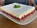 Un gâteau d'anniversaire facile et bluffant : une génoise légère, une crème onctueuse et des framboises fraîches, le tout saupoudré de sucre glace.