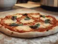 Une délicieuse pizza Margherita, avec sa pâte à pizza maison, prête à être dégustée. Un vrai délice pour les amateurs de pain et de bonnes choses.