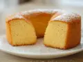 Gâteau moelleux en forme de couronne, saupoudré de sucre glace. Un délicieux dessert sans oeuf, parfait pour toutes les occasions.