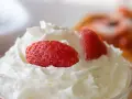 Chantilly aérienne garnie de fraises fraîches. Une invitation à découvrir comment faire de la chantilly maison pour un dessert parfait.