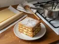 Un mille-feuille prêt à être dégusté, avec de la pâte feuilletée et de la crème pâtissière. On se demande si peut on faire un mille-feuille la veille pour un plaisir garanti.