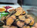 Un tas de beignets d'aubergine dorés et croustillants, prêts à être dégustés.
