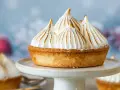 Tartelette dorée garnie d'une meringue italienne aérienne aux pointes caramélisées, comme des sommets enneigés.