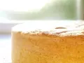 Un gâteau moelleux, parfait pour une recette génoise. Sa texture aérienne promet un délice.