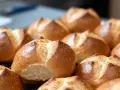 Une fournée de petits pains allemands dorés et croustillants, prêts à être dégustés.
