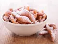 Beignets de carnaval saupoudrés de sucre glace, une délicieuse recette inspirée par Cyril Lignac.