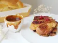 Délicieuse brioche perdue dorée, nappée de caramel et garnie de fruits rouges. Un délice à savourer !
