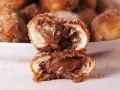 Bretzel au Nutella coupé en deux, révélant une garniture crémeuse au chocolat.