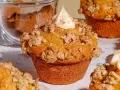 Un muffin gourmand, garni de crumble et d'une touche de glaçage, parfait pour une recette de muffin.