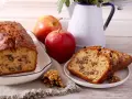 Un délicieux gâteau aux pommes et noix de grand-mère, avec des tranches présentées sur une assiette.