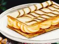 Gâteau rectangulaire avec des couches de pâte feuilletée et de crème pâtissière, décoré de fines lignes chocolatées.