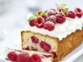 Un délicieux framboisier gateau, garni de framboises fraîches et de crème fouettée, prêt à être dégusté.