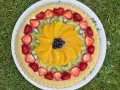 Tarte aux fruits frais sur une crème pâtissière légère. Une recette parfaite pour un dessert estival.