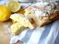 Pain de mie levure chimique, doré et saupoudré de farine, avec des citrons frais à côté.