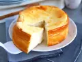 Un délicieux dessert fromage blanc rapide, un gâteau aérien et doré, prêt à être dégusté.