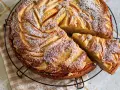 Gâteau mascarpone pommes, une tranche coupée, saupoudré de sucre glace. Un délice doré et moelleux.