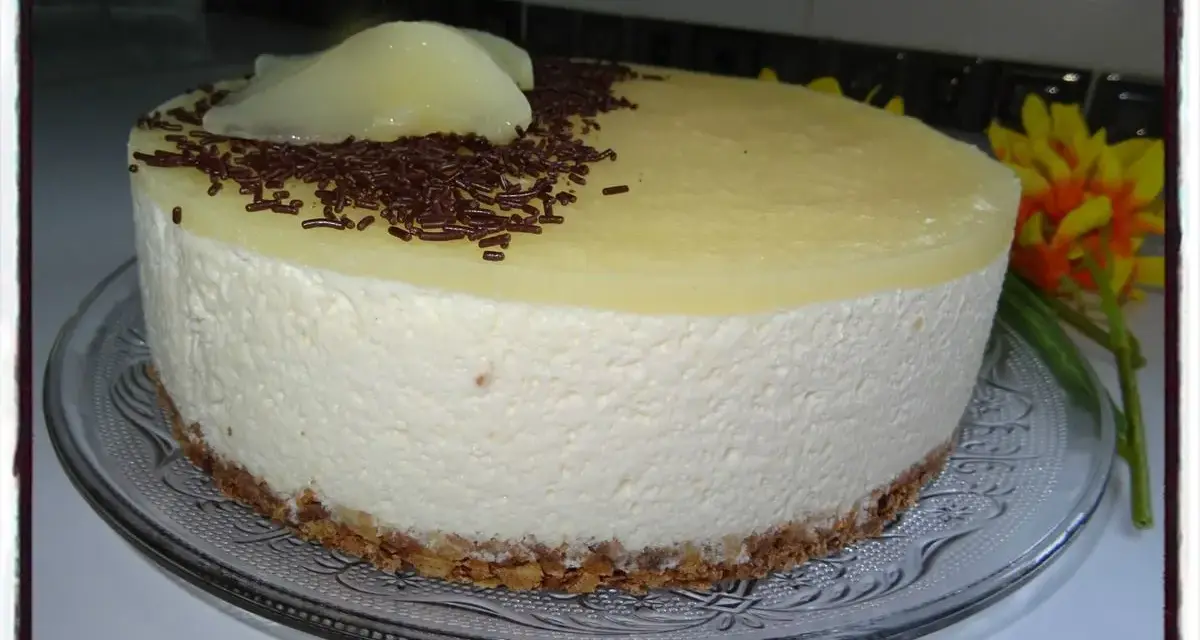 Délicieux bavarois poire, léger et aérien, sur une fine couche de biscuit croustillant, décoré de vermicelles au chocolat et de poires pochées.