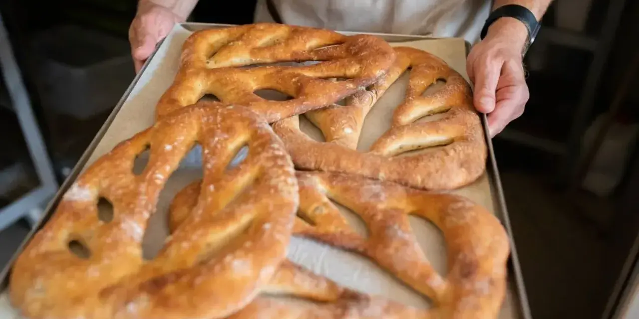 Une fougasse aux grattons feuilletée, dorée et croustillante, sort du four. Un délice à partager !