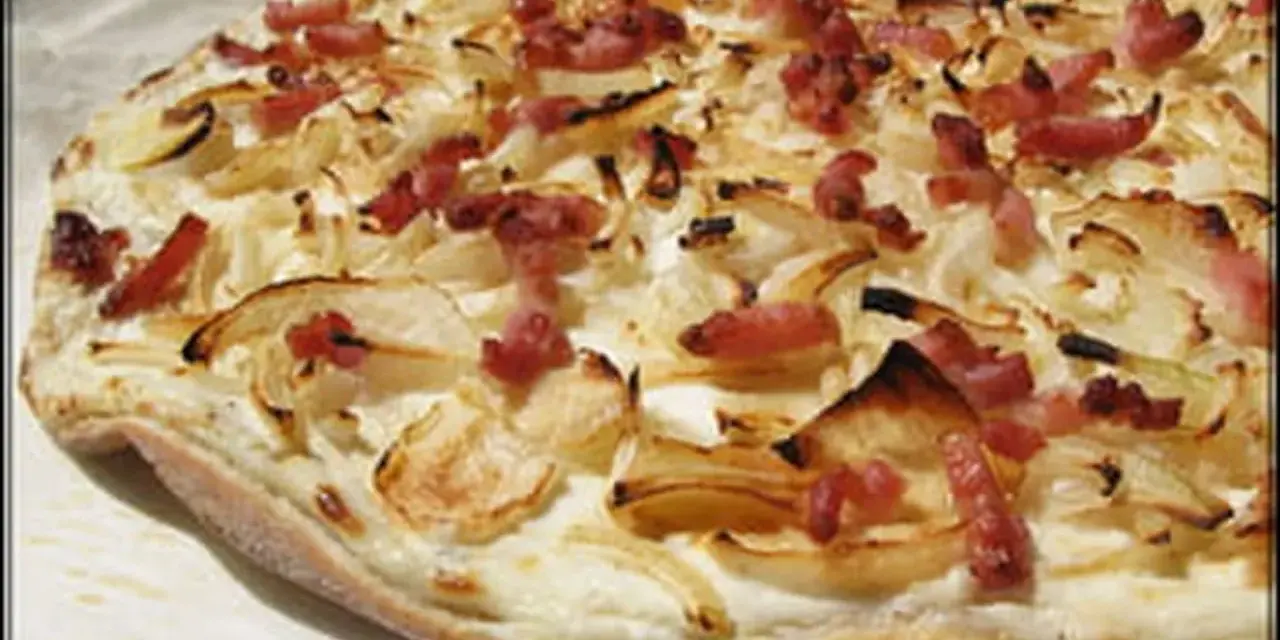 Flammekueche croustillante, garnie d'oignons et de lardons. Une recette simple et savoureuse pour un apéritif ou un repas léger.