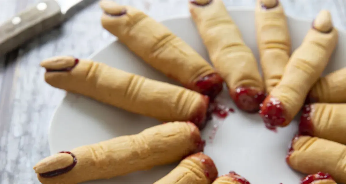 Biscuits en forme de doigts ensanglantés, un dessert d'Halloween effrayant et délicieux.