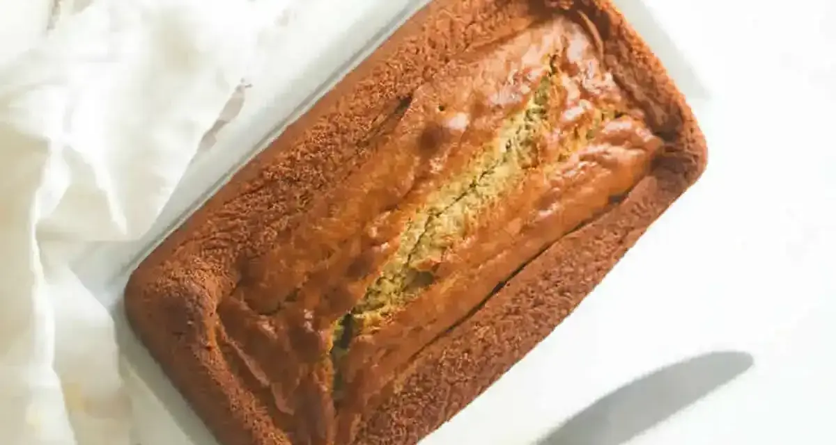 Un délicieux banana cake doré, tout juste sorti du four, prêt à être dégusté.