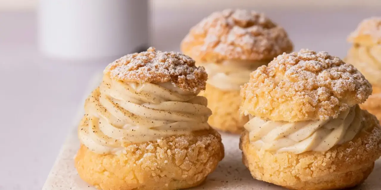 Trois délicieux choux garnis de crème pâtissière à la vanille, saupoudrés de sucre glace. Un vrai plaisir gourmand à base de pâte à choux.
