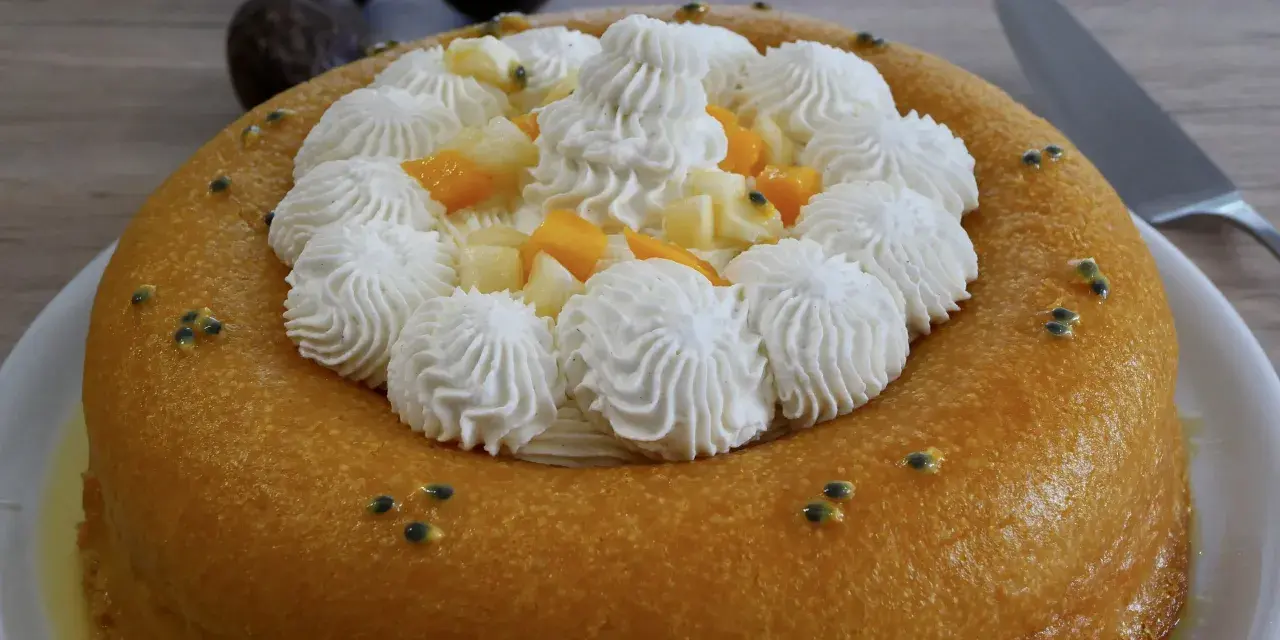 Un baba au rhum doré, garni de crème fouettée, fruits exotiques et graines de fruits de la passion. Un délice !
