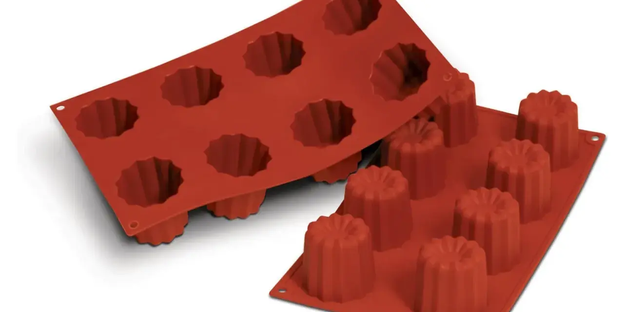 Deux moules en silicone rouge pour cannelés, prêts pour votre prochaine recette.