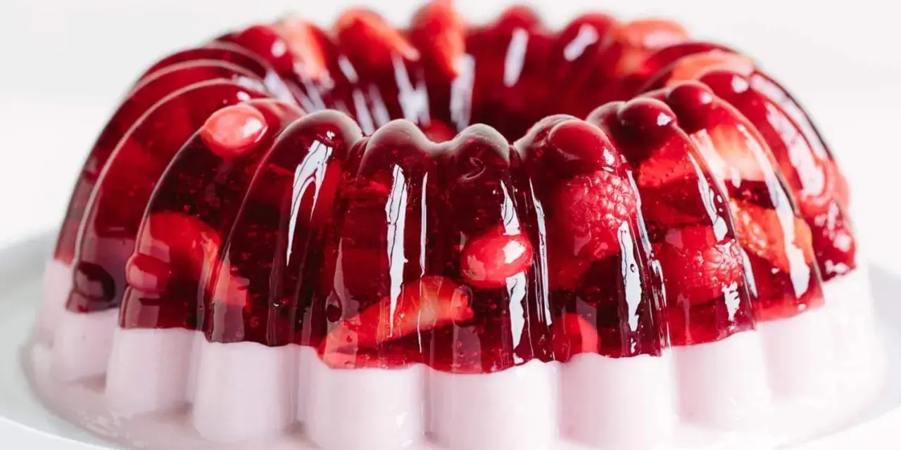 Gâteau moulé aux fruits rouges et à la crème, une délicieuse gelée passion recette.