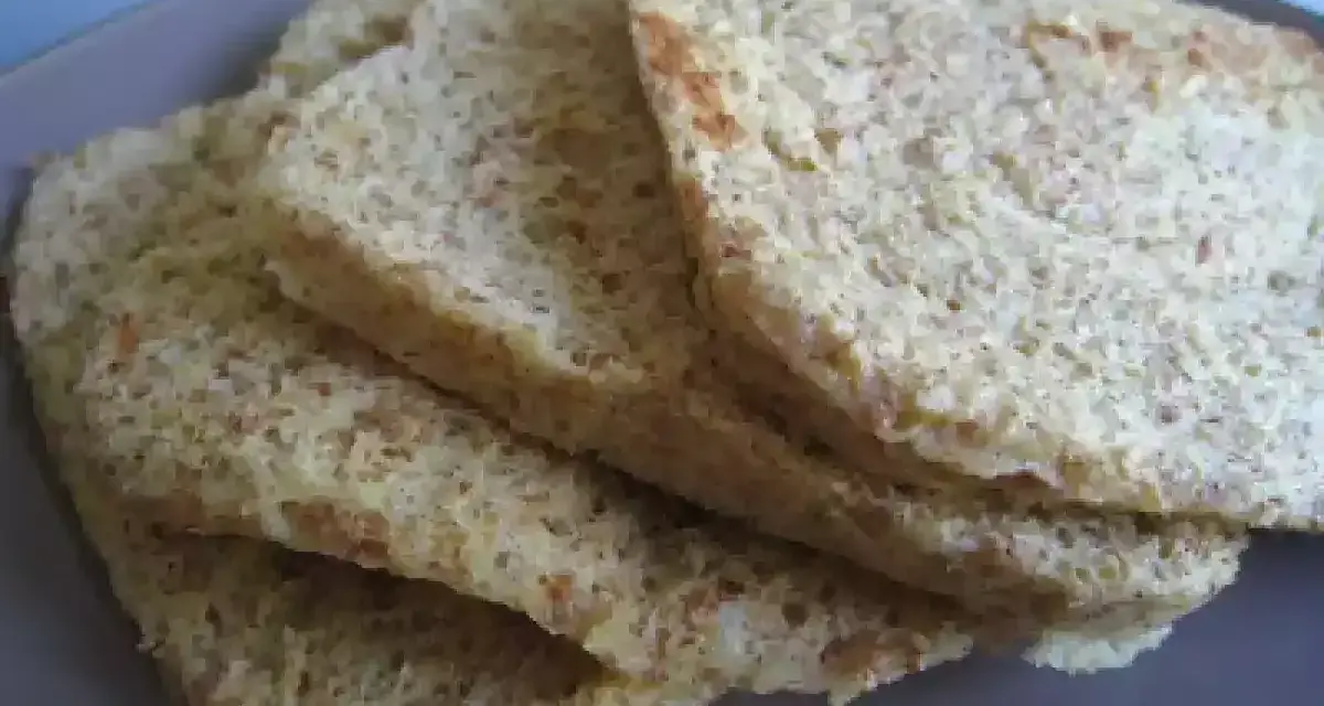 Tranches de pain au son d'avoine Dukan, légères et aérées, sur une assiette grise.