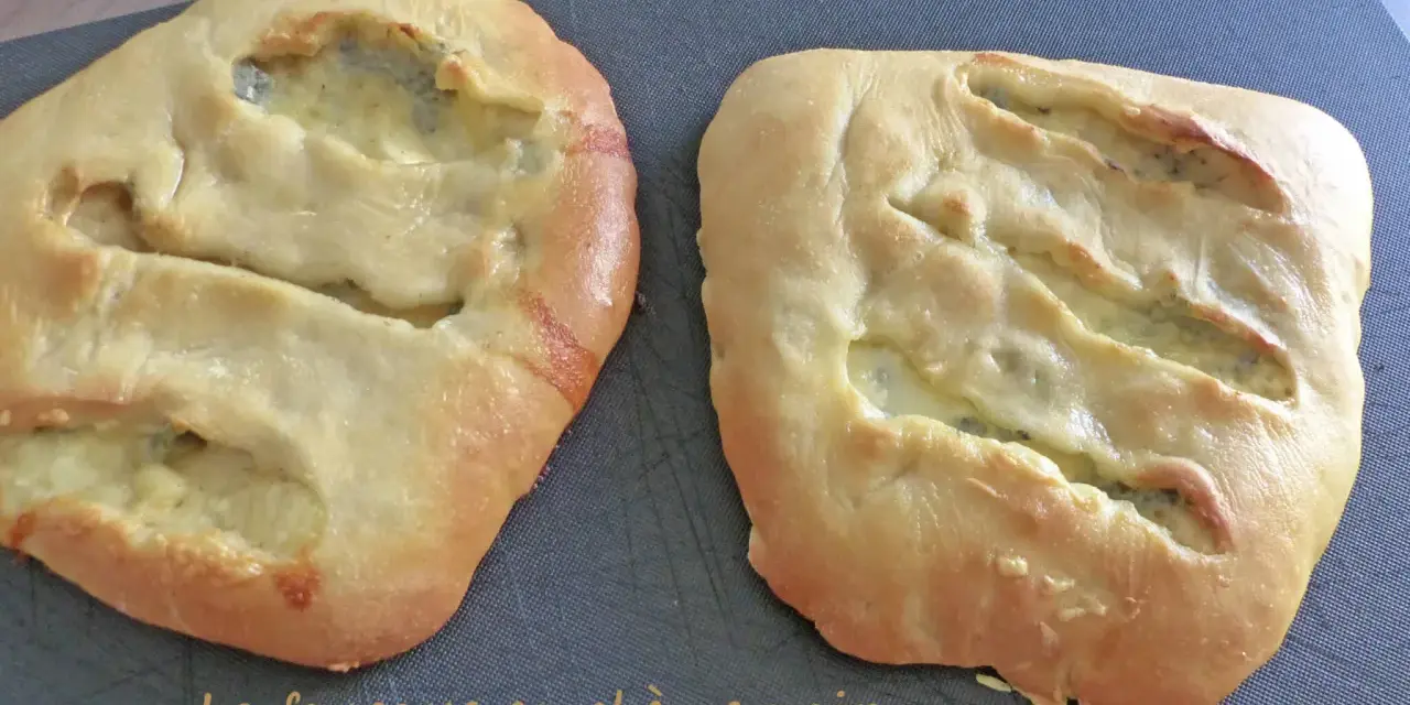 Deux fougasses au chèvre, dorées et moelleuses, garnies d'un fromage fondant. Un délice à partager.
