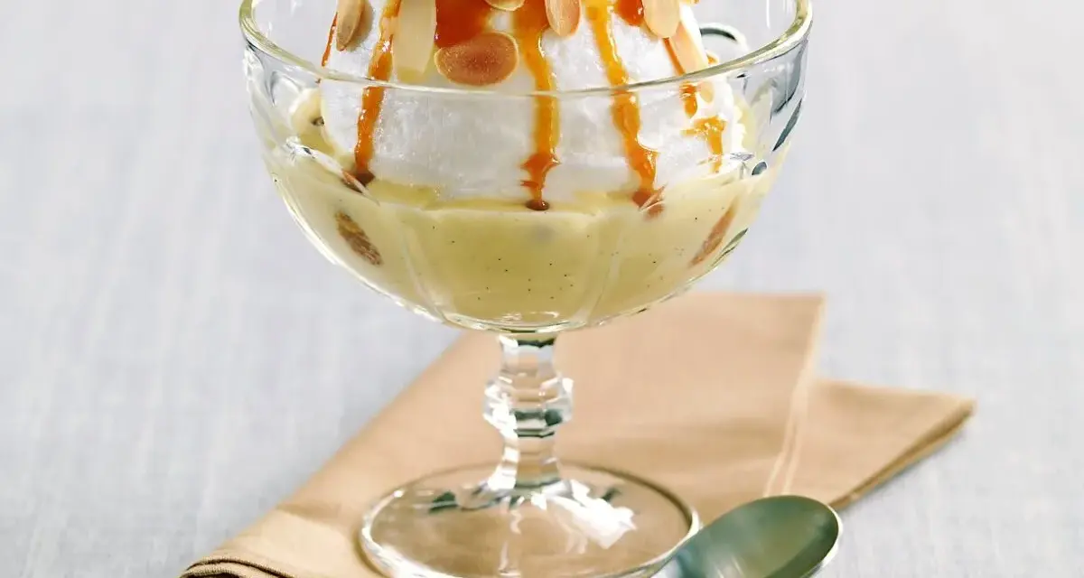 Île flottante, une recette de grand-mère réconfortante. Nuage de meringue, crème anglaise vanillée, caramel et amandes effilées.