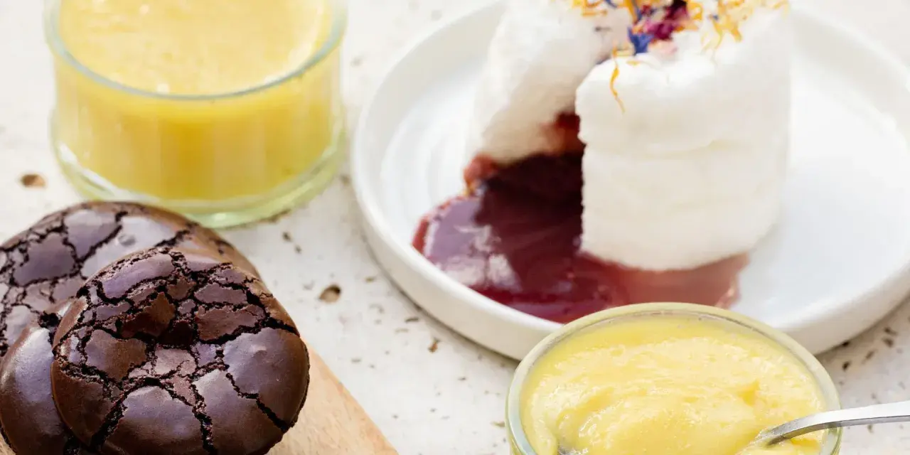Des desserts délicieux : île flottante, crème anglaise et brownies. Parfait pour savoir que faire avec des blancs d'œufs !