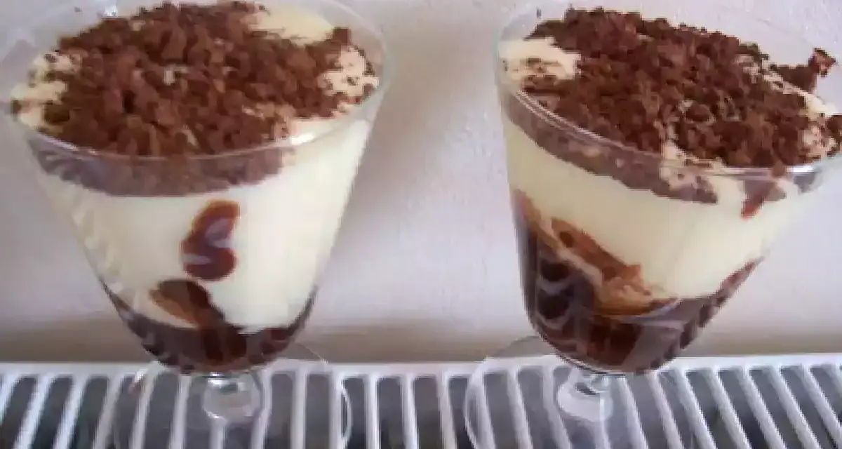 Deux verrines de tiramisu Nutella, crémeux et gourmand, saupoudrées de cacao. Un délice pour les yeux et les papilles.